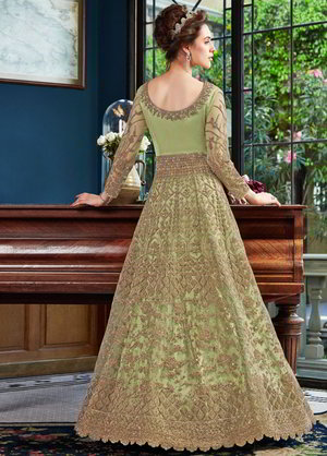 Пастельно-зелёное длинное платье в пол, с длинными рукавами, украшенное вышивкой