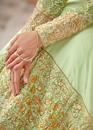 Пастельно-зелёное длинное платье в пол из креп-жоржета, с длинными рукавами, украшенное вышивкой