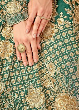 Зелёное длинное платье в пол, с длинными рукавами, украшенное вышивкой с люрексом, пайетками и стразами