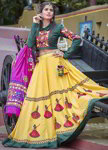 Жёлтый с зелёным индийский женский костюм лехенга (ленга) чоли, украшенный вышивкой