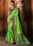 Ярко-зелёное красивое индийское сари