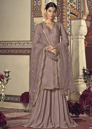 Розовое платье / костюм из креп-жоржета и фатина, украшенное вышивкой