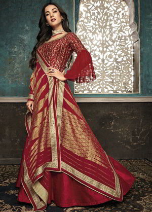 Красное шёлковое длинное платье / анаркали / костюм, украшенное вышивкой