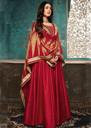 Красное шёлковое длинное платье / анаркали / костюм, украшенное вышивкой