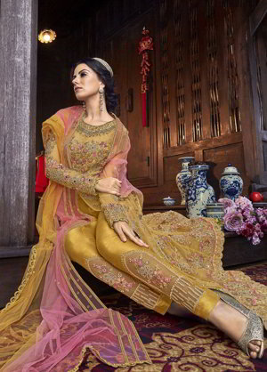 Длинное платье / костюм цвета золотого песка, украшенное вышивкой с люрексом и стразами