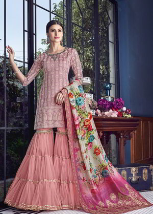 Розовое платье / костюм из жаккардовой ткани, шёлка и фатина, украшенное вышивкой