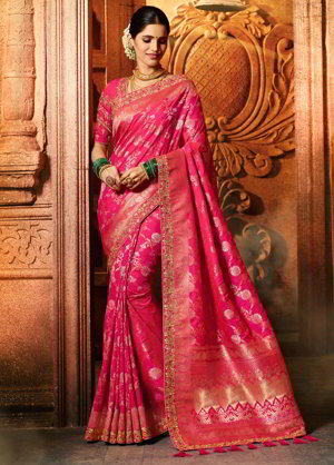 Розовое индийское сари из парчи