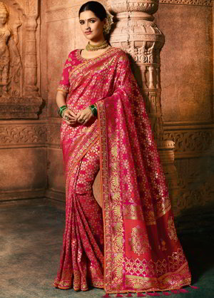 Красивое индийское сари из шёлка цвета фуксии, украшенное вышивкой с люрексом
