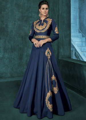 Синее длинное платье в пол, с рукавами три четверти, украшенное вышивкой