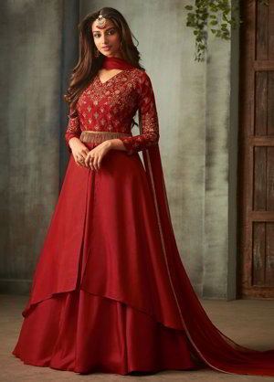 Красное длинное платье в пол, с длинными рукавами, украшенное вышивкой с люрексом