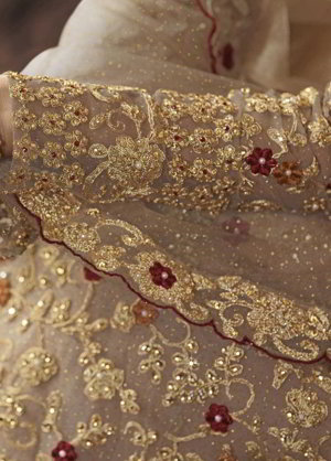 Бежевый индийский женский свадебный костюм лехенга (ленга) чоли из атласа и фатина, украшенный вышивкой
