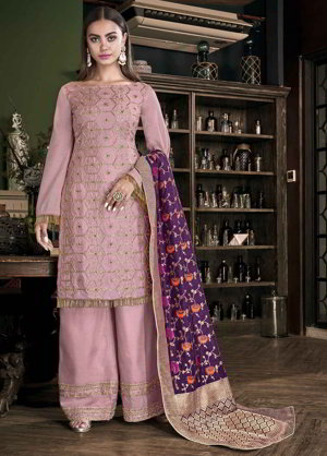 Светло-розовое атласное платье / костюм, украшенное вышивкой