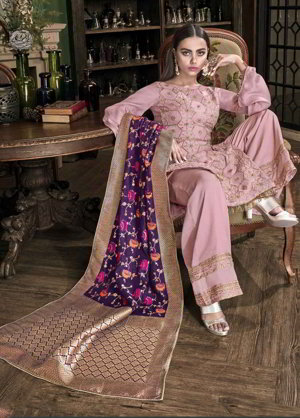 Светло-розовое атласное платье / костюм, украшенное вышивкой