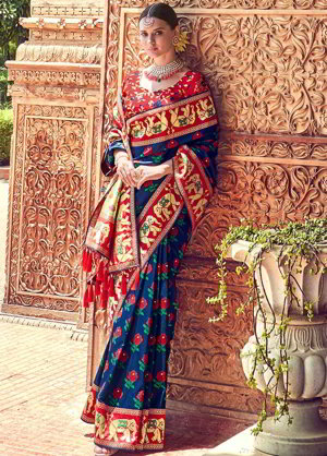 Синее индийское сари из шёлка и жаккардовой ткани, украшенное вышивкой