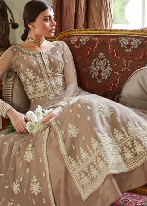 Светло-коричневое длинное платье в пол, с длинными рукавами, украшенное вышивкой