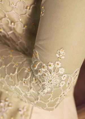 Длинное платье в пол из гипюра цвета айвори, с длинными рукавами, украшенное вышивкой