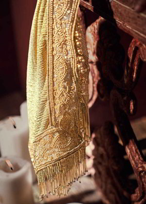Коричневое индийское сари, украшенное вышивкой с кружевами