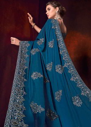 Синее индийское сари из атласа, украшенное вышивкой