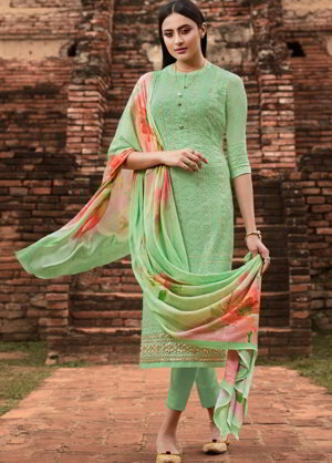 Зелёное платье / костюм из креп-жоржета, украшенное печатным рисунком