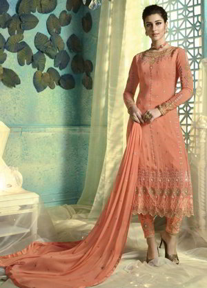 Персиковое платье / костюм из креп-жоржета и атласа, украшенное вышивкой
