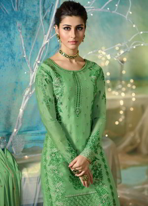 Светло-зелёное платье / костюм из креп-жоржета и атласа, украшенное вышивкой