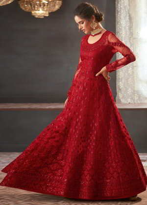 Красное длинное платье в пол из гипюра, с длинными прозрачными рукавами