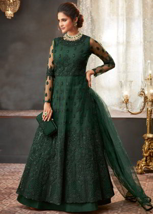 Тёмно-зелёное длинное платье в пол, с длинными прозрачными рукавами, украшенное вышивкой