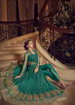 Изумрудное длинное платье / костюм, с длинными прозрачными рукавами, украшенное вышивкой