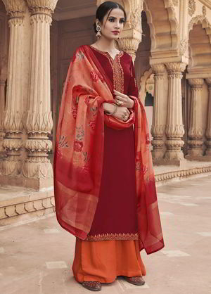 Красное платье / костюм из креп-жоржета, шёлка и атласа, украшенное вышивкой люрексом, печатным рисунком со стразами