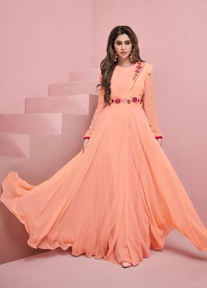 Персиковое длинное платье в пол из шифона, с длинными рукавами, украшенное вышивкой и стразами