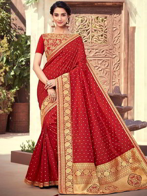 Красное с золотом свадебное индийское сари, украшенное вышивкой