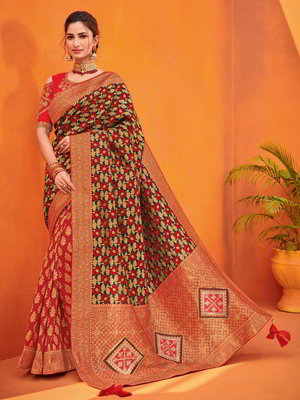 Золотистое шёлковое и жаккардовое индийское сари, украшенное вышивкой