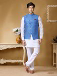 Белый с васильковым национальный индийский мужской костюм-тройка