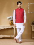 Белый с красным национальный индийский мужской костюм с безрукавкой