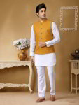 Белый с жёлтым национальный индийский мужской костюм с безрукавкой