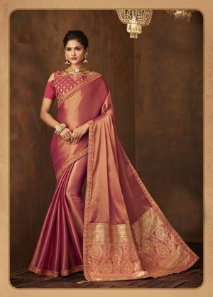 Золотое жаккардовое и шёлковое индийское сари со стразами