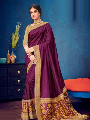 Фиолетовое шёлковое индийское сари, украшенное вышивкой со стразами