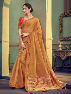 Бежевое индийское сари из креп-жоржета и блестящей ткани, украшенное вышивкой со стразами