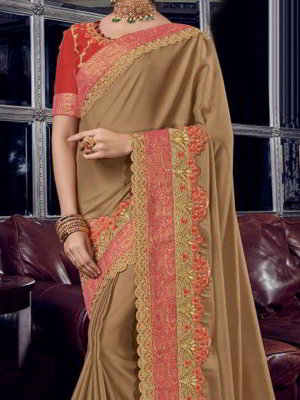 Бежевое индийское сари из креп-жоржета, украшенное вышивкой люрексом, скрученной шёлковой нитью со стразами