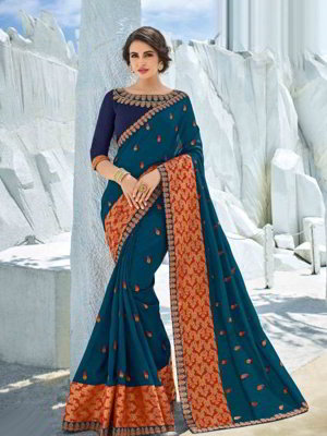 Синее шёлковое индийское сари, украшенное вышивкой со стразами