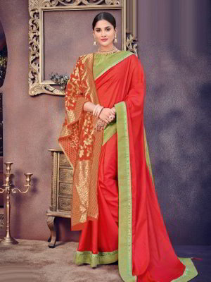 Красное шёлковое индийское сари со стразами