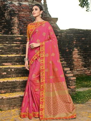 Розовое шёлковое и жаккардовое индийское сари, украшенное вышивкой люрексом, печатным рисунком, скрученной шёлковой нитью с бусинками