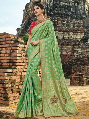 Зелёное индийское сари из шёлка и жаккардовой ткани, украшенное вышивкой люрексом, скрученной шёлковой нитью с бусинками