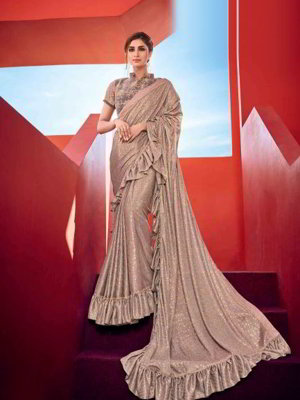 Золотое индийское сари, украшенное вышивкой