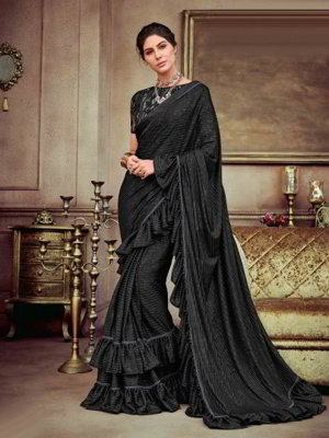 Чёрное индийское сари, украшенное вышивкой со стразами