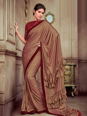 Бежевое индийское сари, украшенное печатным рисунком, вышивкой со стразами