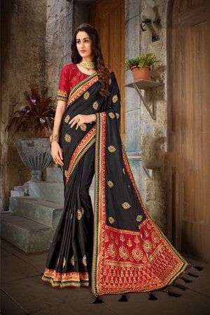 Чёрное и красное шёлковое индийское сари, украшенное вышивкой