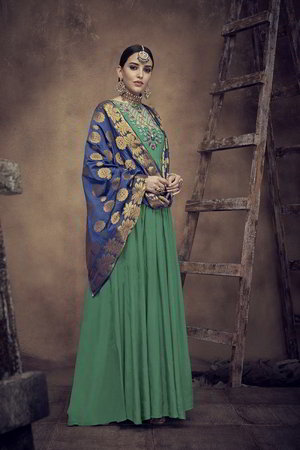 Зелёное шёлковое платье / костюм, украшенное вышивкой