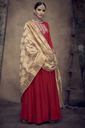 Красное шёлковое платье / костюм, украшенное вышивкой