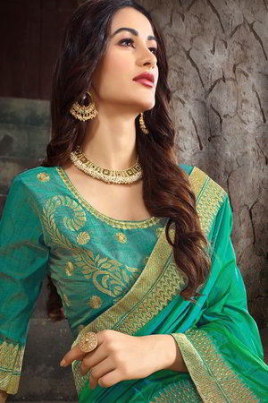 Бежевое и зелёное шёлковое индийское сари, украшенное вышивкой